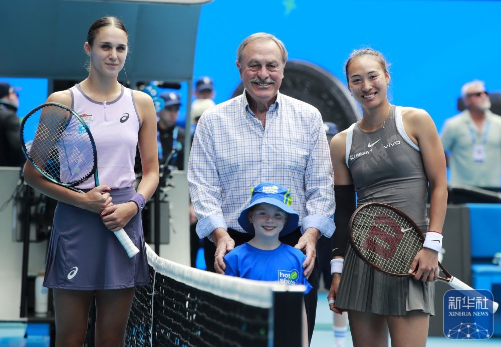 ↑鄭欽文（右）、托多尼（左）在比賽前與澳大利亞網(wǎng)球名將約翰·紐康姆合影。新華社記者 馬平 攝
