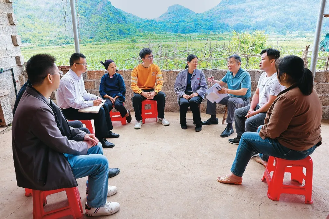 △法學會法律咨詢專家等入戶走訪、調解糾紛。