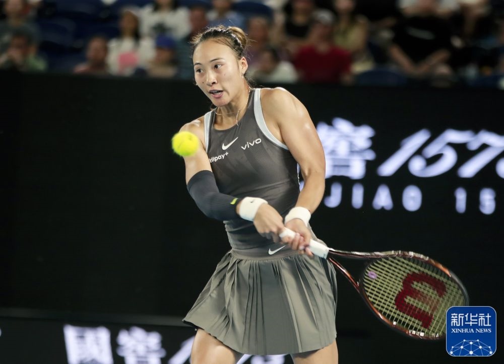 ↑鄭欽文在比賽中回球。新華社記者 馬平 攝