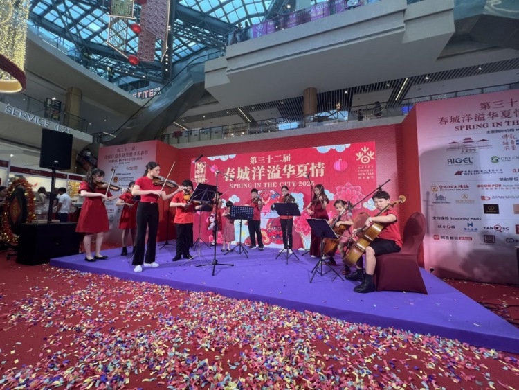 來自中國和新加坡的藝術(shù)團(tuán)體聯(lián)袂表演了歌舞、器樂、武術(shù)、雜技等多種形式的文藝節(jié)目。活動(dòng)主辦方供圖