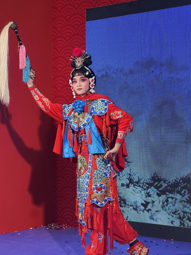 來自中國和新加坡的藝術(shù)團(tuán)體聯(lián)袂表演了歌舞、器樂、武術(shù)、雜技等多種形式的文藝節(jié)目?；顒?dòng)主辦方供圖