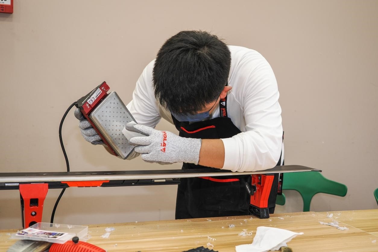 米嘉軒正在給雪板打蠟。受訪者供圖