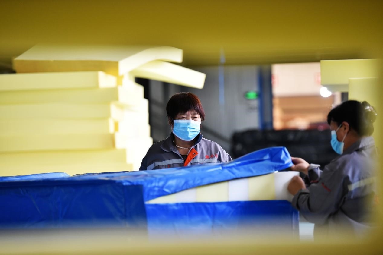 定州市某公司生產(chǎn)的短道速滑防護(hù)墊、速度滑冰防護(hù)墊、雪上防護(hù)墊等產(chǎn)品。白永民攝