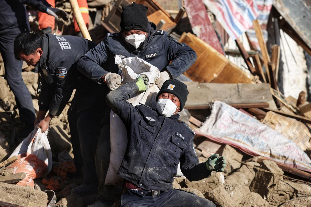 1月9日，定日縣長(zhǎng)所鄉(xiāng)古榮村，日喀則市公安局民警協(xié)助受災(zāi)群眾清理廢墟。 環(huán)球時(shí)報(bào)記者 崔萌攝