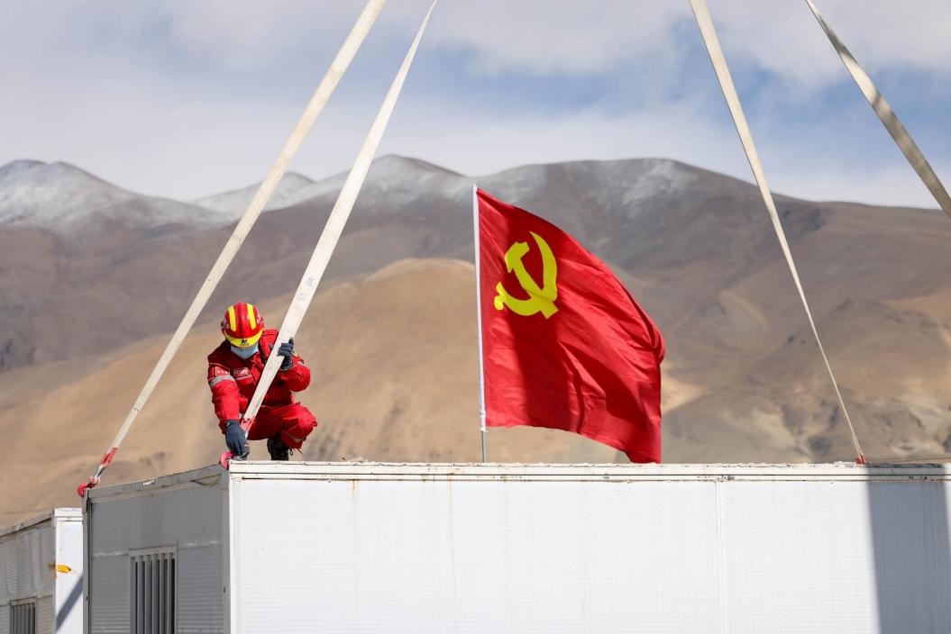 1月13日，定日縣長(zhǎng)所鄉(xiāng)嘎布村安置點(diǎn)，中國(guó)安能三局成都基地支援震區(qū)的黨員突擊隊(duì)隊(duì)員在搭建活動(dòng)板房。人民日?qǐng)?bào)記者張武軍攝