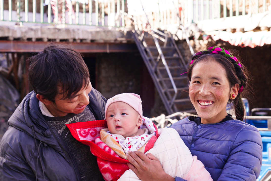 1月11日，在西藏日喀則市人民醫(yī)院，受災(zāi)群眾抱著自己在地震中受傷的孩子康復(fù)出院。人民日?qǐng)?bào)記者徐馭堯攝