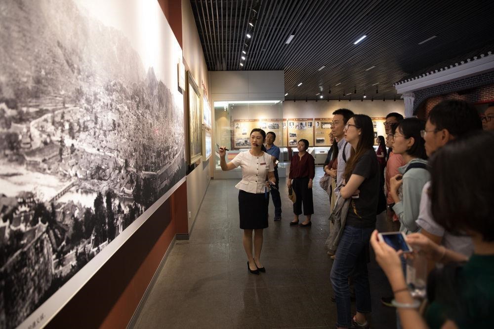 △參觀者在遵義會(huì)議紀(jì)念館聽(tīng)取介紹。