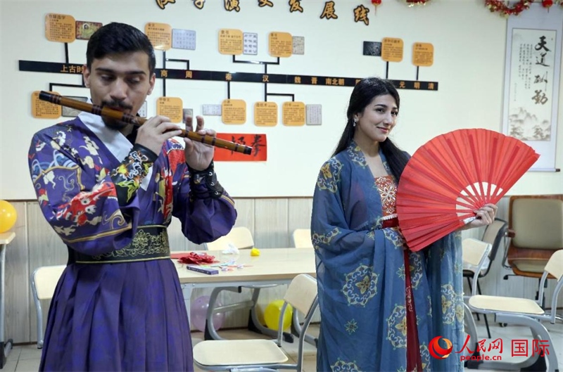 薩拉赫丁大學中文系學生們展示才藝。人民網(wǎng)伊納斯·易卜拉欣攝