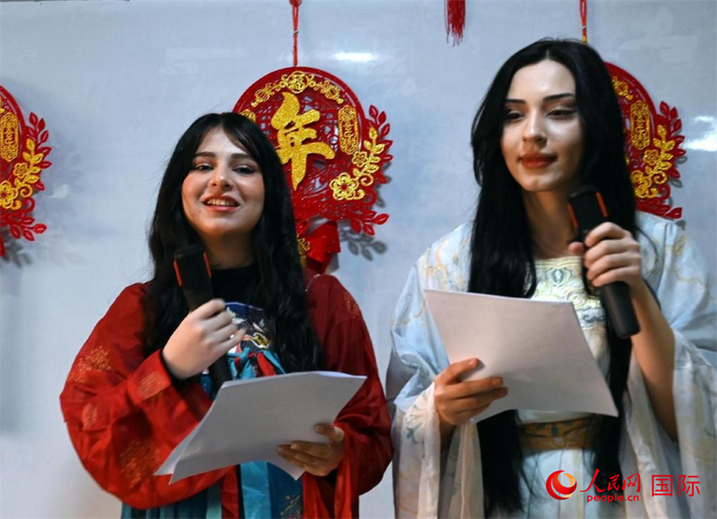 活動由中文系學生主持。人民網(wǎng)伊納斯·易卜拉欣攝