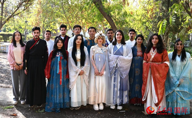 部分參加活動的師生合影。人民網(wǎng)伊納斯·易卜拉欣攝