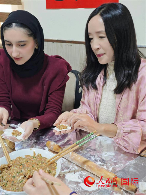 學包餃子。人民網(wǎng)伊納斯·易卜拉欣攝