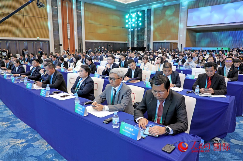 這是1月16日在南寧國際會展中心拍攝的“世界市長對話·南寧”活動(dòng)現(xiàn)場。人民網(wǎng)記者 趙益普攝