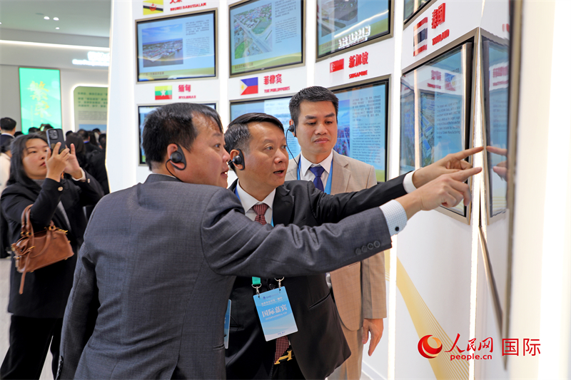 越南參會代表在南寧國際會展中心參觀。人民網(wǎng)記者 趙益普攝