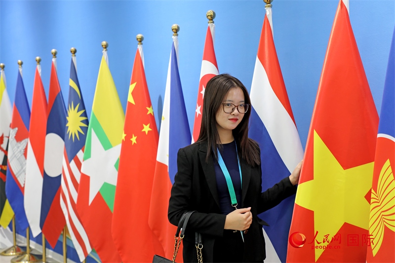 越南芒街市參會代表在南寧國際會展中心參觀。人民網(wǎng)記者 趙益普攝