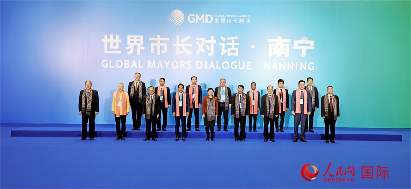 在南寧國際會展中心金桂花廳外，參加活動(dòng)的中國和東盟國家市長合影留念。人民網(wǎng)記者 趙益普攝