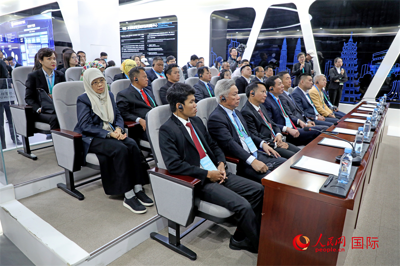 參加活動(dòng)的東盟國家市長在中國—東盟新型智慧城市協(xié)同創(chuàng)新中心參觀調(diào)研。人民網(wǎng)記者 趙益普攝