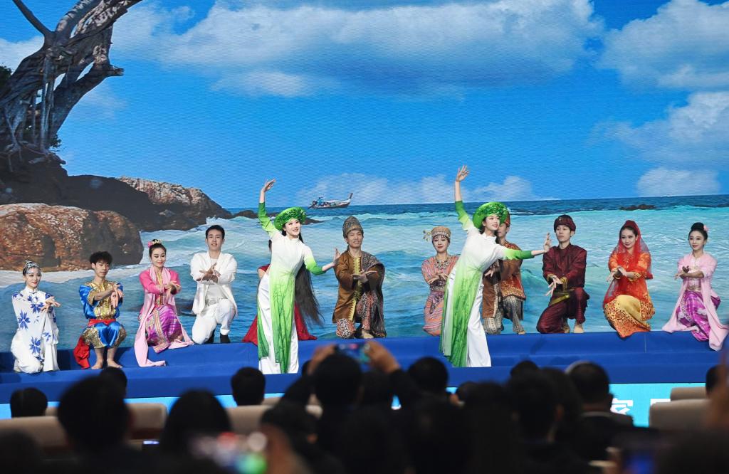 這是1月16日，在南寧國(guó)際會(huì)展中心，演員在“世界市長(zhǎng)對(duì)話·南寧”活動(dòng)間隙表演節(jié)目。新華社記者 陸波岸 攝