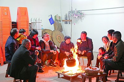 為討論蜜梨產(chǎn)業(yè)發(fā)展事宜，鸕鳥鎮(zhèn)開展“圍爐夜話”。資料圖片