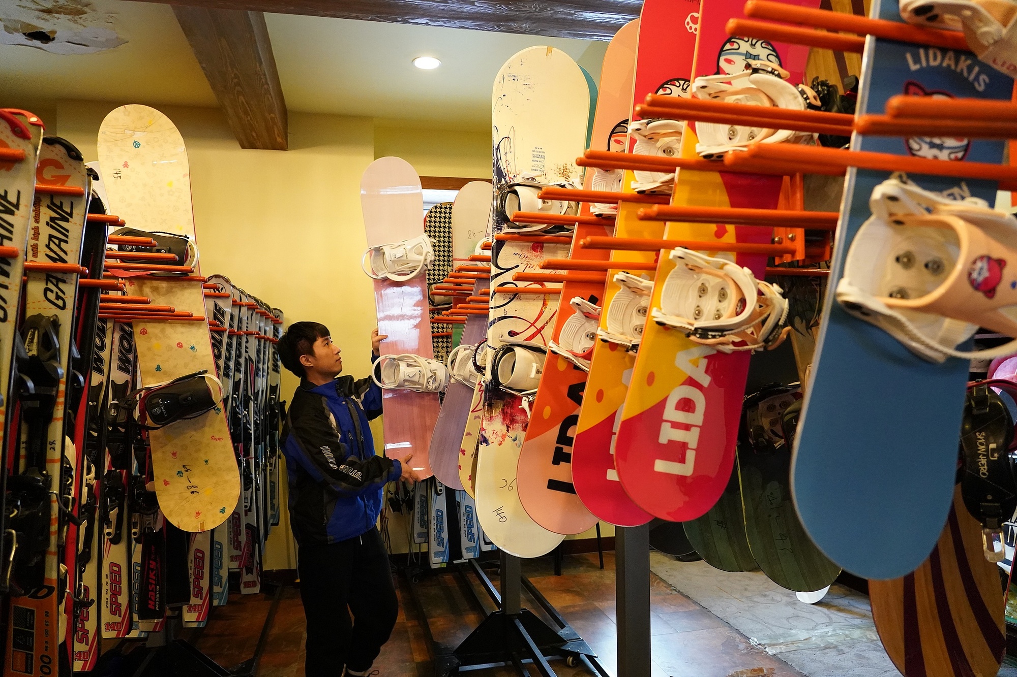 海拉爾滑雪場(chǎng)，工作人員在整理雪具