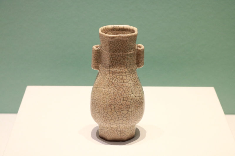 圖為故宮博物院藏宋代哥窯米黃釉貫耳瓶。