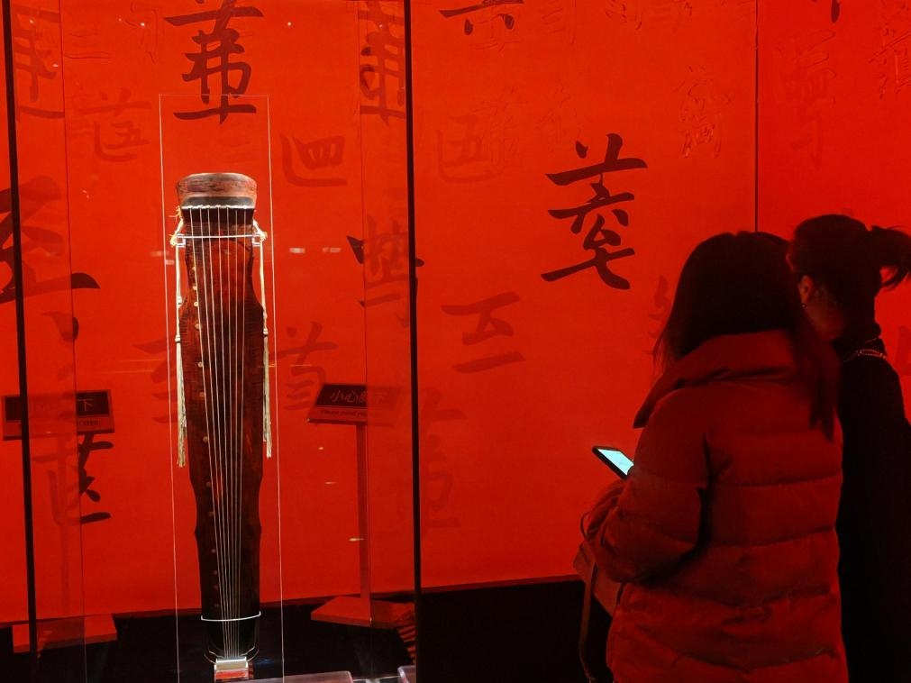 近日，在浙江省博物館之江館區(qū)，故宮博物館收藏的唐“大圣遺音”琴在“‘故宮·茶世界’觀茶——茶文化精品展”展出。新華社記者 馮源 攝