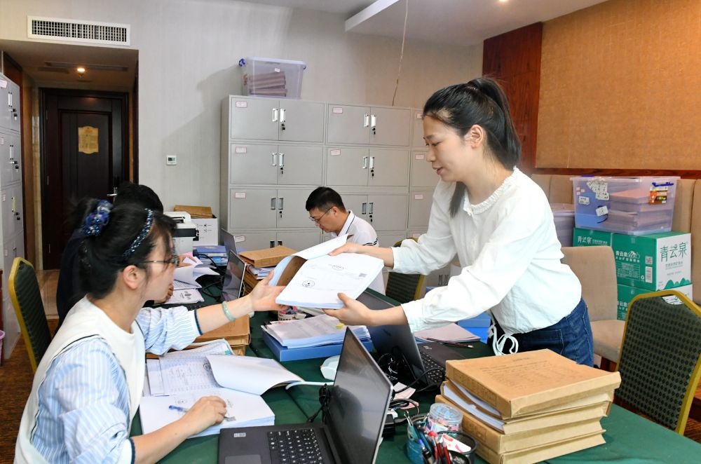 福州市委巡察機(jī)構(gòu)對全市法院系統(tǒng)開展提級聯(lián)動交叉巡察。在永泰縣駐地，巡察組工作人員查看財務(wù)憑證（2024年5月21日攝）。新華社記者 林善傳 攝