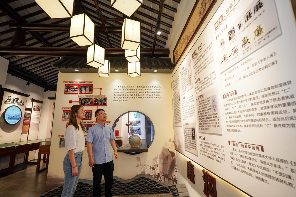 參觀者在蘇州市吳江區(qū)平望鎮(zhèn)廉潔教育基地鶯湖廉園內(nèi)參觀（2024年7月4日攝）。新華社記者 李博 攝