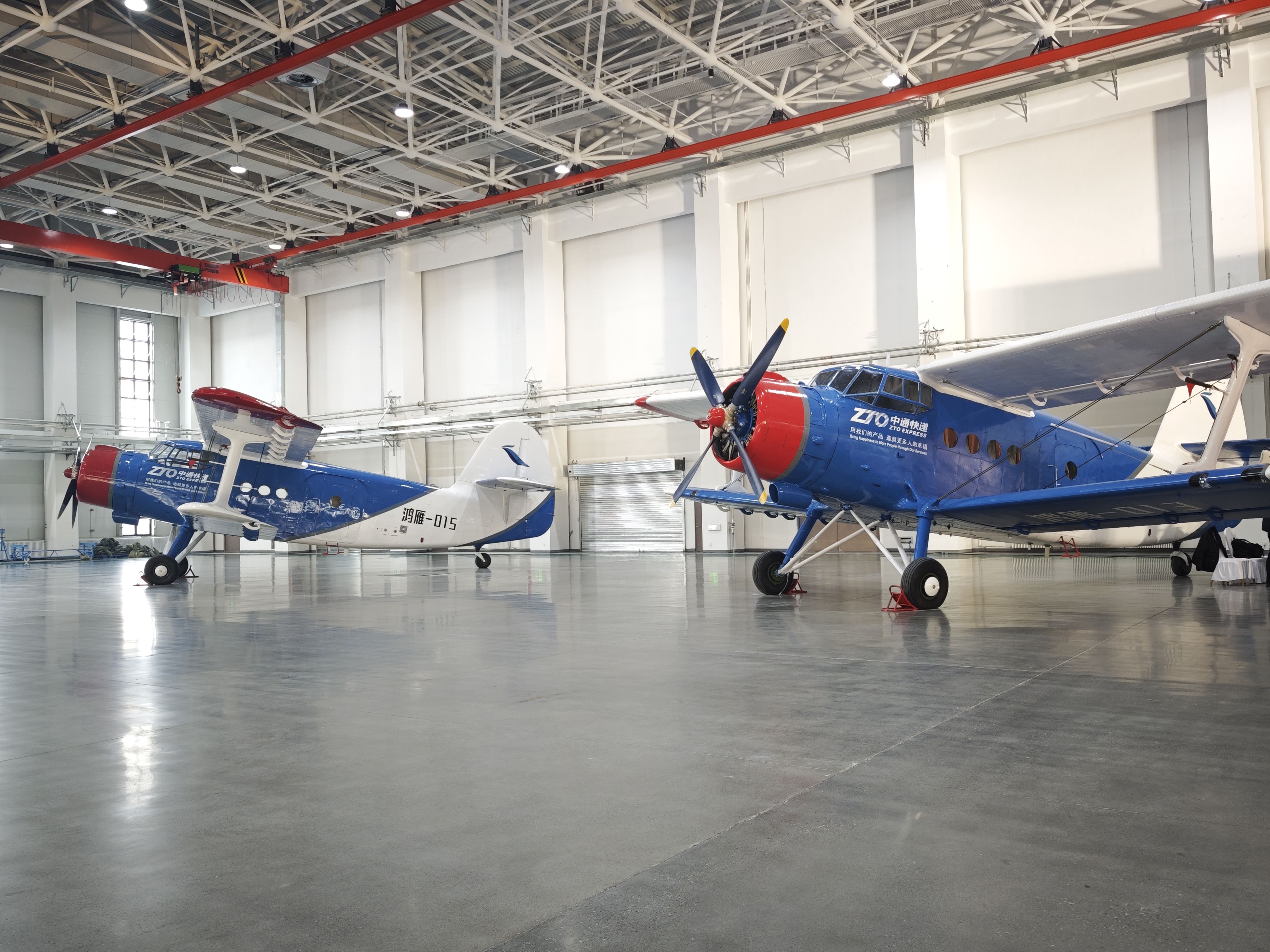 1月20日，停放在交付現(xiàn)場(chǎng)的大型無(wú)人機(jī)鴻雁（HY100）。新華社記者 茍立鋒 攝