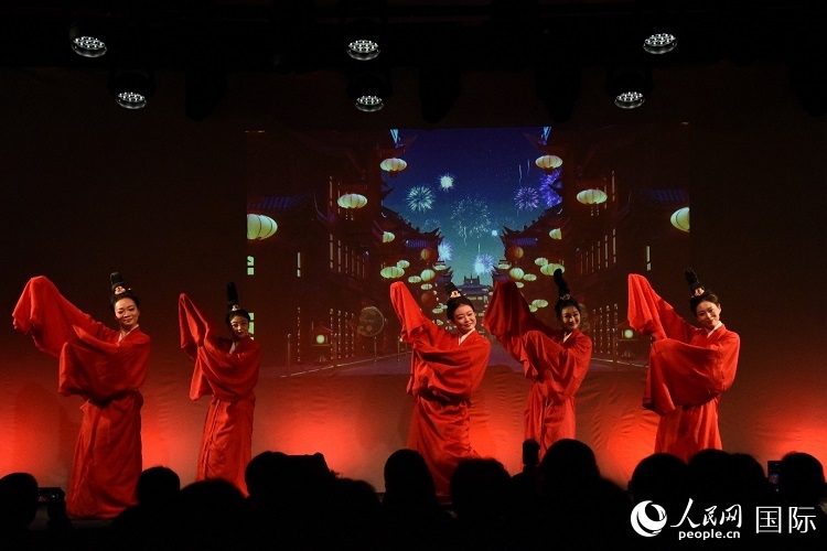 舞蹈《金蛇狂舞》。人民網(wǎng)記者 殷淼攝