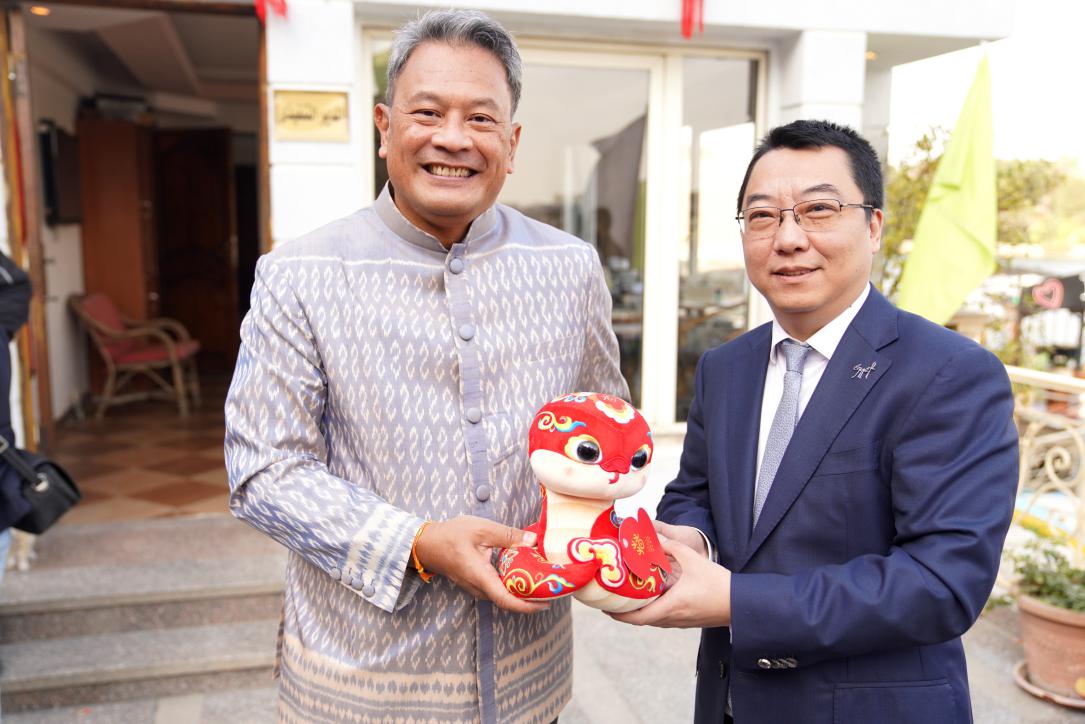 中國(guó)駐埃及使館參贊兼開(kāi)羅中國(guó)文化中心主任張易向塔納瓦大使贈(zèng)送2025“歡樂(lè)春節(jié)”吉祥蛇。開(kāi)羅中國(guó)文化中心供圖