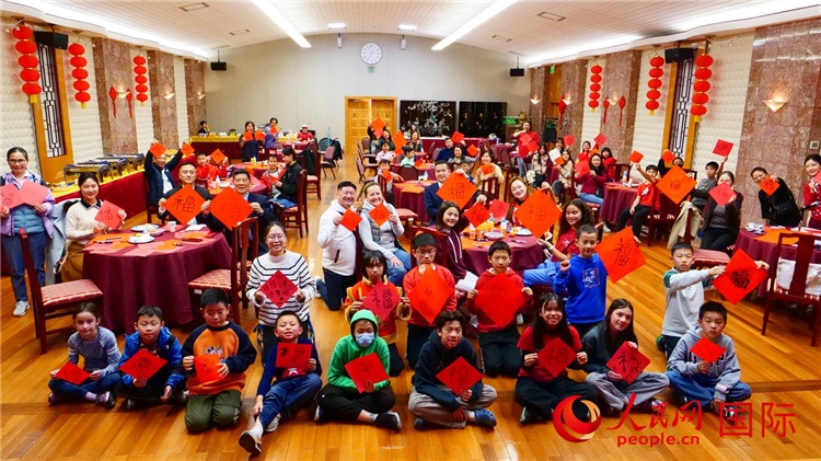 威廉蘭德小學師生活動現(xiàn)場合影。李鑫江攝