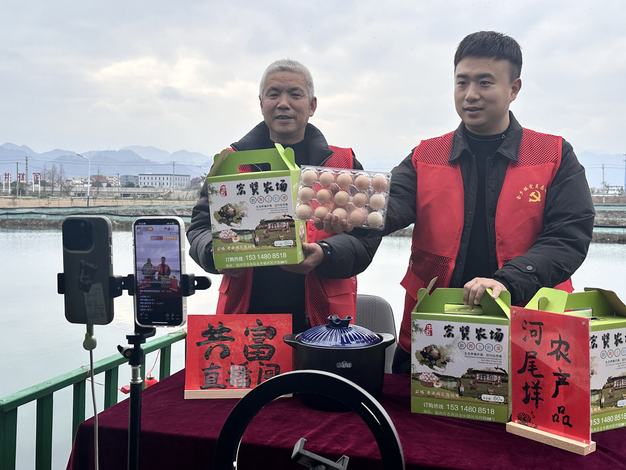 在蒼南金鄉(xiāng)鎮(zhèn)，永興、半浹連、河尾垟?shù)犬?dāng)年受災(zāi)的臨近村落，正連片建設(shè)美麗江南水鄉(xiāng)新景。圖為河尾垟村設(shè)在河邊的“共富直播間”。金鄉(xiāng)鎮(zhèn) 供圖