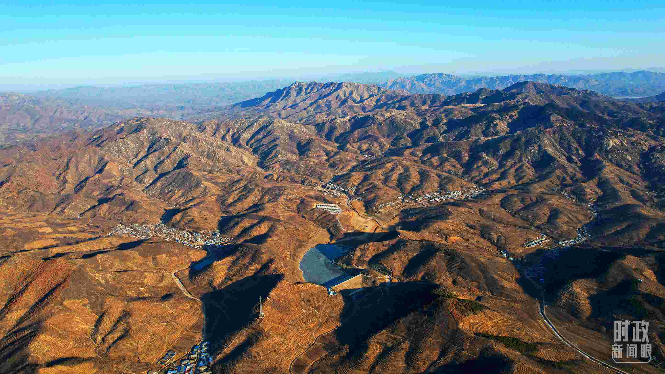 俯瞰祝家溝村。（總臺央視記者范凱拍攝）