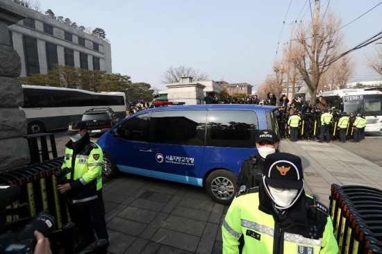  1月21日，尹錫悅乘坐的車輛進(jìn)入韓國首爾的憲法法院。新華社記者姚琪琳攝