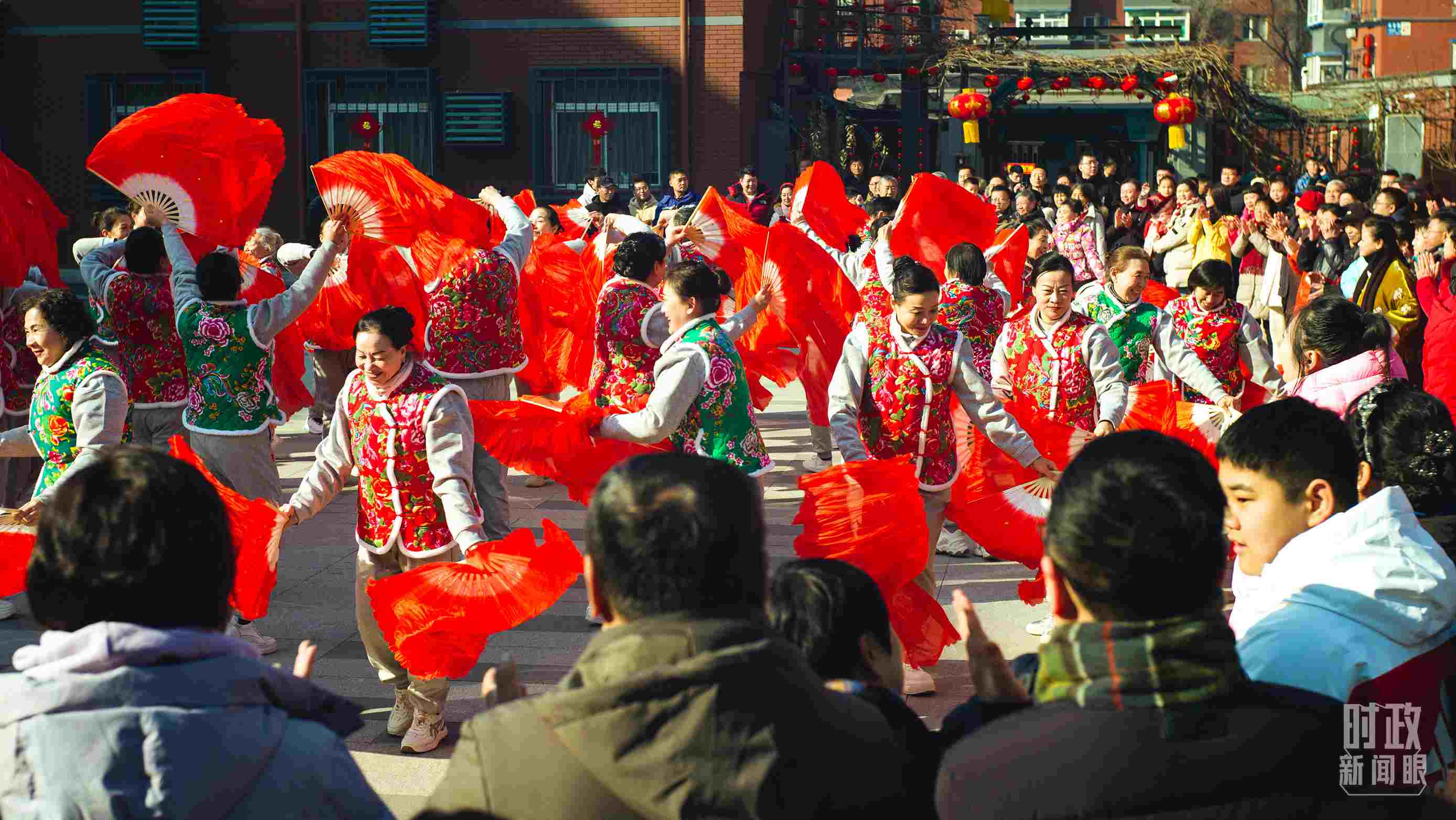長安小區(qū)文化廣場上，居民們扭起歡快的秧歌。（總臺央視記者彭漢明拍攝）
