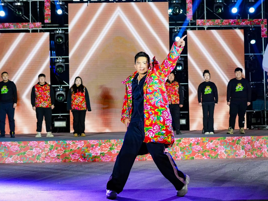 健身教練劉畊宏耐心帶領(lǐng)現(xiàn)場以及線上的朋友們進行熱身。人民網(wǎng)記者 許維娜攝