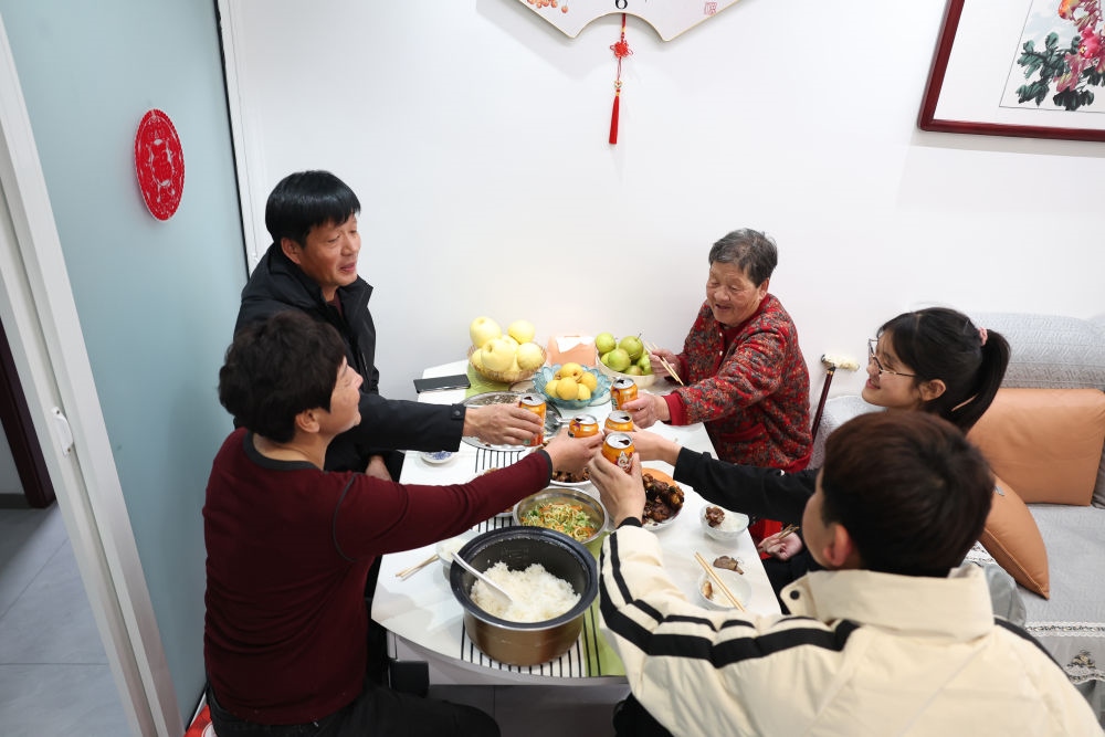 2025年1月22日，遼寧省葫蘆島市綏中縣祝家溝村村民朱西存一家在新房里。新華社記者姚劍鋒 攝