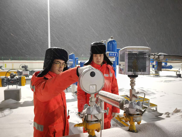 黑河作業(yè)區(qū)員工夜間對(duì)天然氣管道進(jìn)行巡檢。受訪者供圖