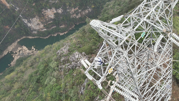 羅統(tǒng)在魯馬Ⅰ線1號(hào)塔上進(jìn)行帶電作業(yè)。受訪者供圖