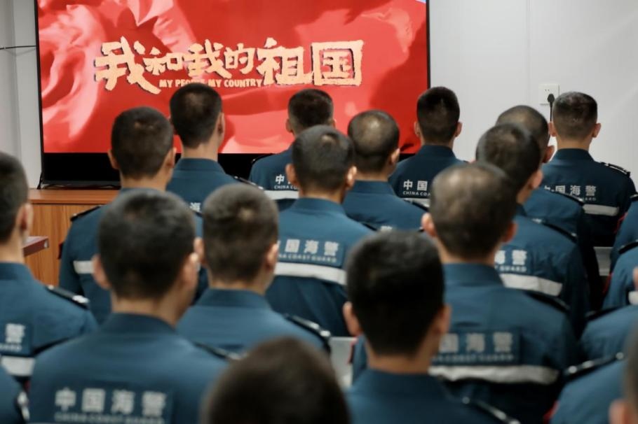 1月25日，中國海警海鷗艦組織艦上執(zhí)法員觀看紅色電影。
