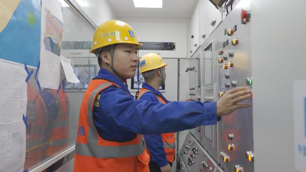 盾構(gòu)司機(jī)何曉波在駕駛室內(nèi)調(diào)試盾構(gòu)機(jī)參數(shù)。（劉芬攝）