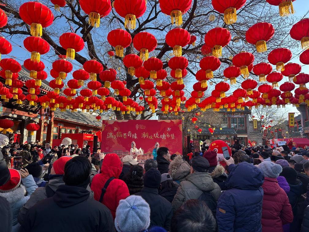 1月29日，市民游客在北京廠甸廟會(huì)感受濃濃年味。新華社記者 楊淑君 攝