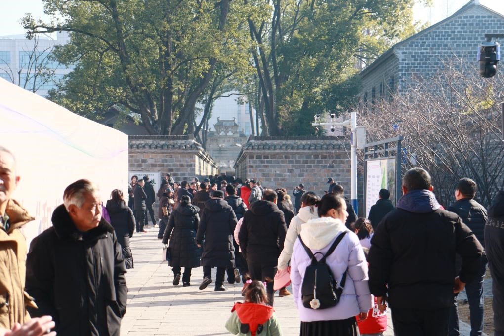 1月29日，游客在安徽省桐城市的六尺巷游覽。新華社記者 許諾 攝