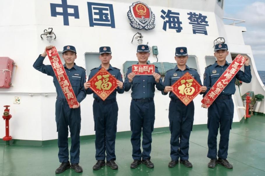 1月27日，中國海警海鷗艦執(zhí)法員們展示春聯(lián)福字，慶祝農(nóng)歷春節(jié)。