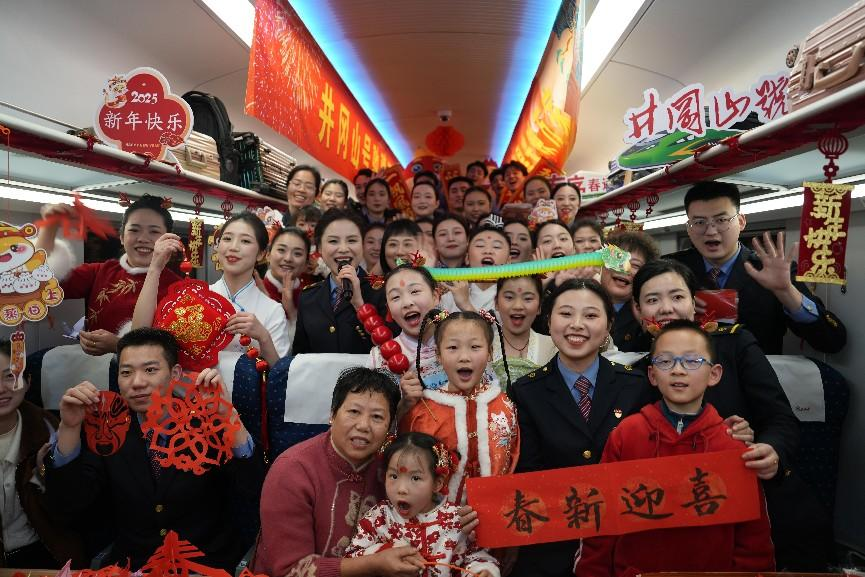 全體演職人員與旅客大合影。人民網(wǎng) 歐陽(yáng)易佳攝