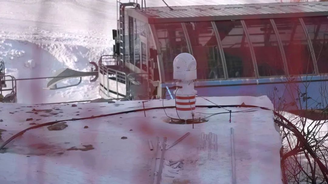 設(shè)在坡面障礙技巧和大跳臺(tái)雪道旁的激光測(cè)風(fēng)雷達(dá)。氣象部門供圖
