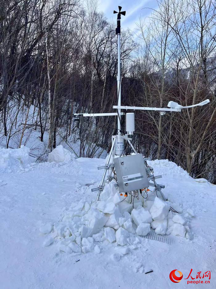 設(shè)置在賽道附近的便攜式自動(dòng)氣象站。人民網(wǎng) 高清揚(yáng)攝