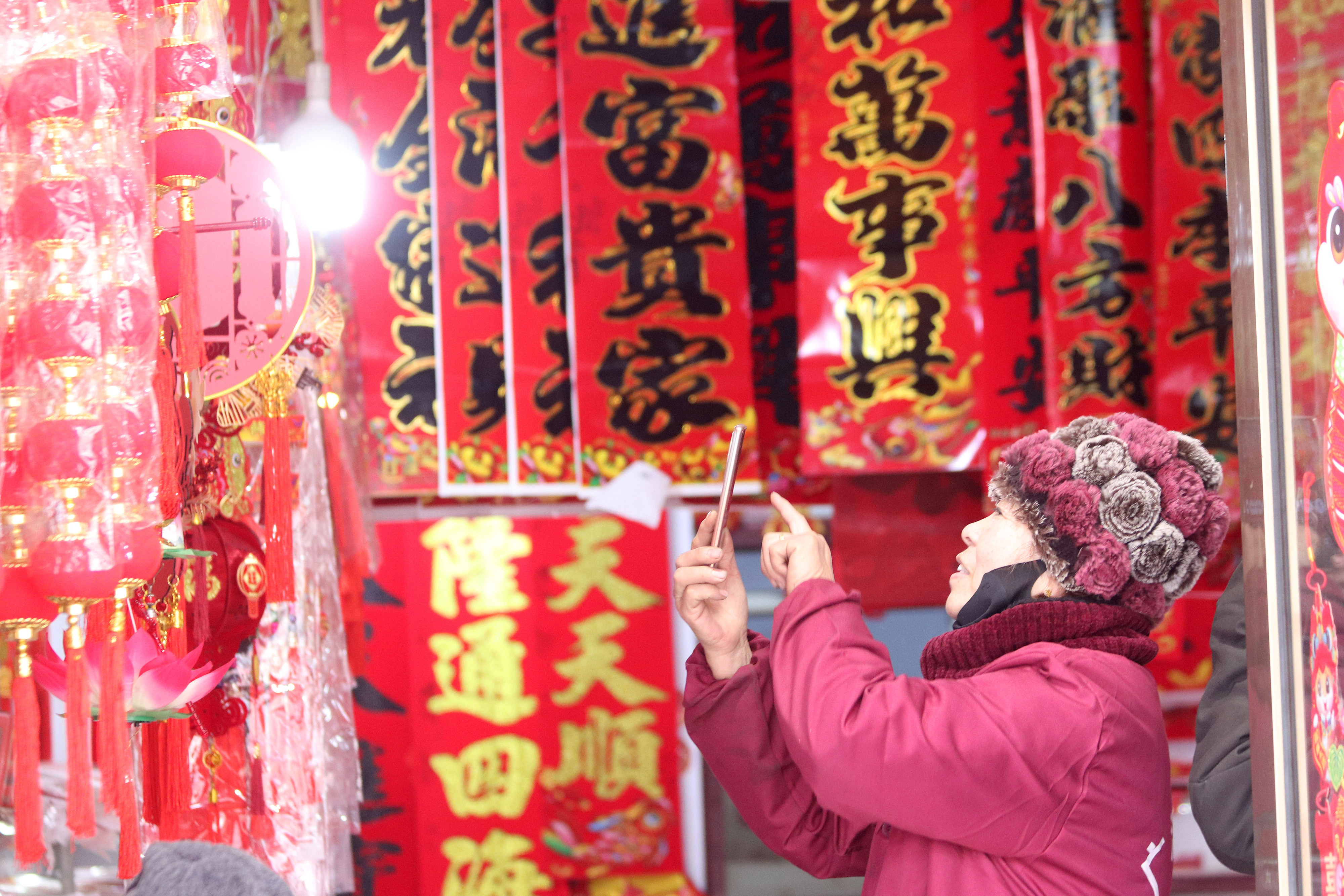 2025年1月5日，在山東省高密市夏莊鎮(zhèn)東李家村，商戶通過(guò)手機(jī)在網(wǎng)上推銷新春飾品。