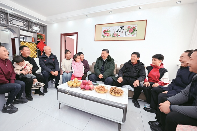 2025年1月22日至24日，中共中央總書記、國(guó)家主席、中央軍委主席習(xí)近平冒著嚴(yán)寒來到遼寧，看望慰問基層干部群眾。這是22日下午，習(xí)近平在葫蘆島市綏中縣明水滿族鄉(xiāng)祝家溝村考察時(shí)，同村民王寶維一家圍坐一起拉家常。 新華社記者 謝環(huán)馳/攝