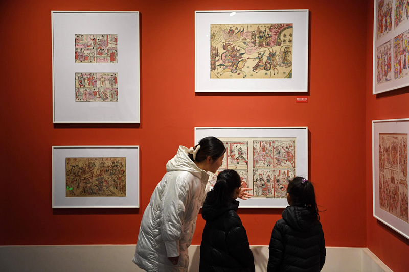 2023年2月3日，游客在河北武強年畫博物館內(nèi)參觀。